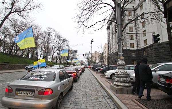 Протест таксистов в Киеве у Кабинета министров. Фото