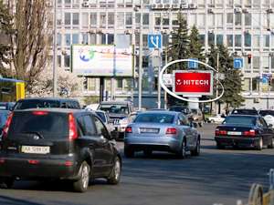 Водители в Киеве жалуются на слепящую видеорекламу