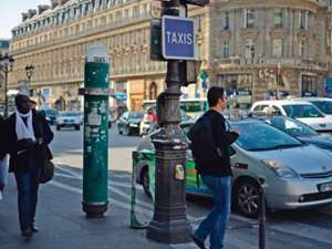Профсоюз таксистов Парижа предложил перевести вызов такси на новый формат