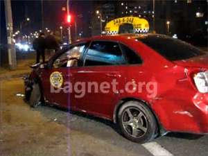 В Киеве автомобиль Элит такси выбросил на тротуар Шкоду