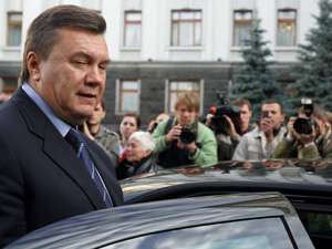 Столичный водитель отказался уступить место кортежу Януковича. Видео