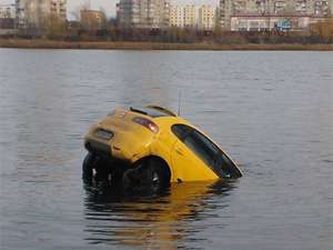 В озере на Оболони утонул автомобиль