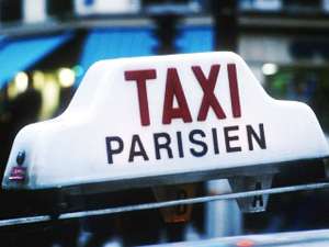 Во Франции тысячи водителей такси проводят забастовку