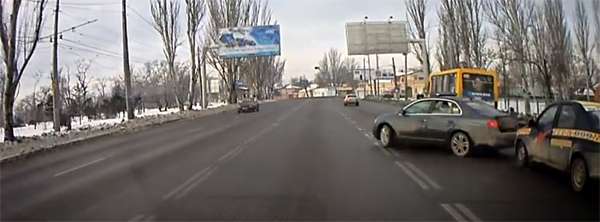 В Одессе на Лузановке гонщик пролетел три полосы и врезался в такси. Видео