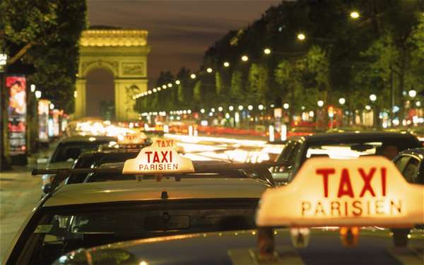В Париже проходит забастовка водителей такси