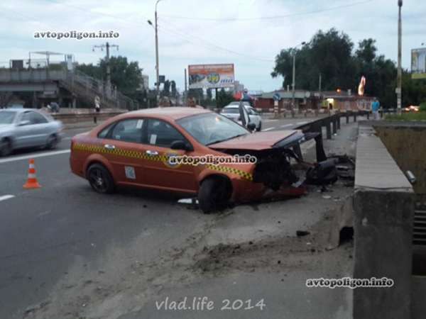 ДТП в Киеве: пьяный таксист на Chevrolet Lacetti врезался в отбойни. Фото