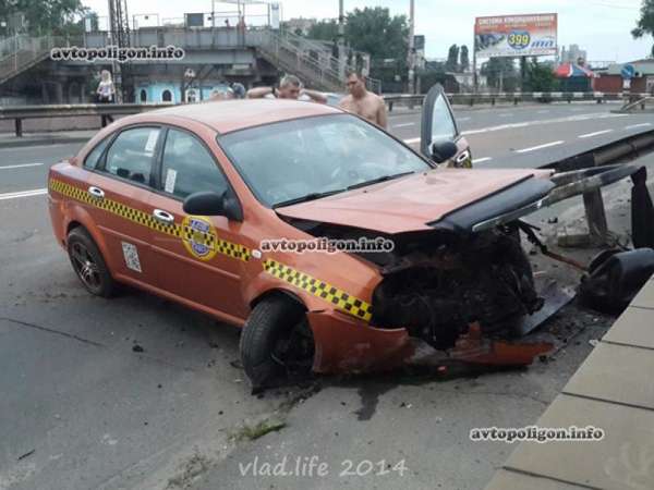 ДТП в Киеве: пьяный таксист на Chevrolet Lacetti врезался в отбойни. Фото