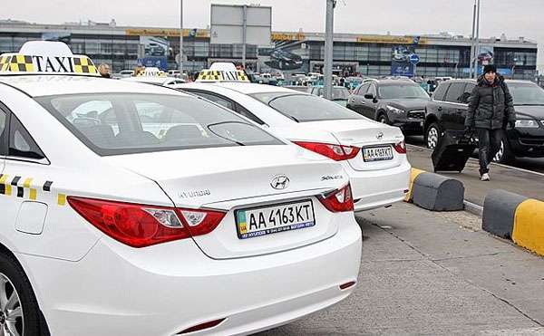 Таксисты-грачи в "Борисполе" воруют у пассажиров личные вещи
