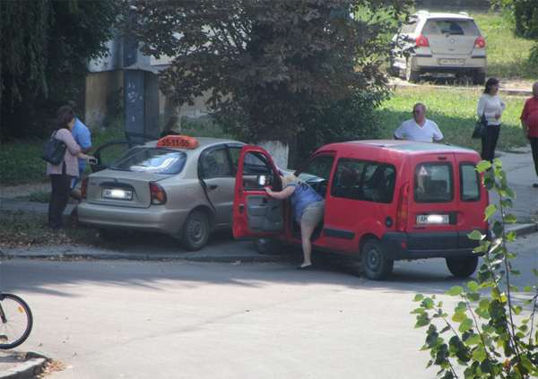 В Житомире на нерегулируемом перекрестке столкнулись такси и Renault