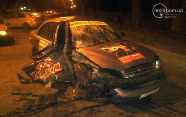 Водитель такси и два пассажира пострадали в ДТП в Мариуполе