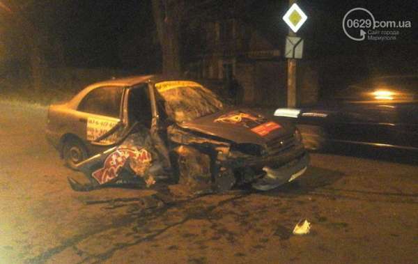 Водитель такси и два пассажира пострадали в ДТП в Мариуполе