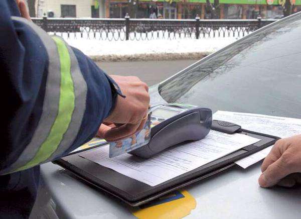Водители в Киеве смогут оплачивать штрафы прямо на месте