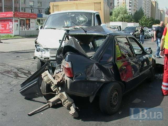 В Киеве "Газель" на полном ходу протаранила автомобиль такси