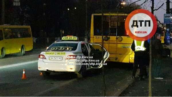 В Киеве такси въехало в троллейбус, есть пострадавшие (фото)