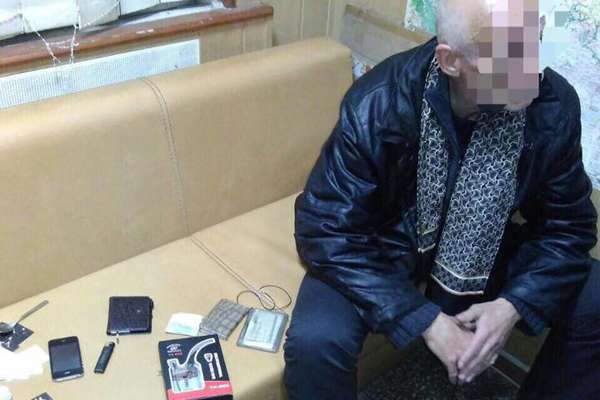 Харьковские патрульные обнаружили у пассажира такси наркотическое вещество