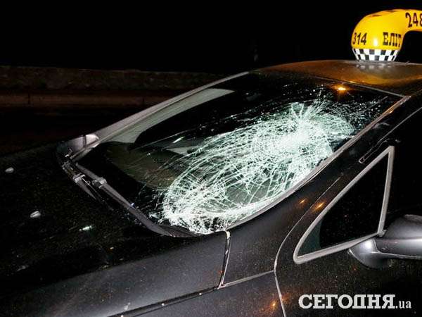 Смертельного ДТП в Киеве: пешеход внезапно упал на ветровое стекло такси