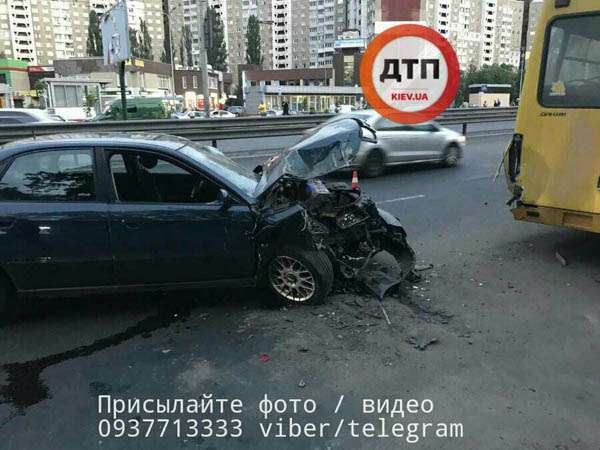 В Киеве такси Audi врезалось с маршрутку, есть пострадавшие. Фото