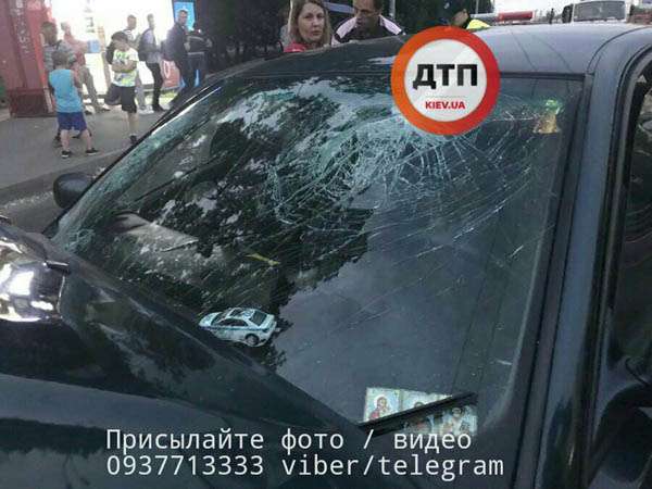 В Киеве такси Audi врезалось с маршрутку, есть пострадавшие. Фото