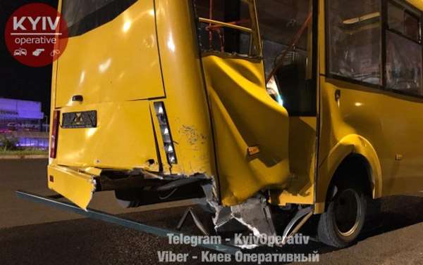 В Киеве такси врезалось в автобус и остановку, пострадали 3 человека