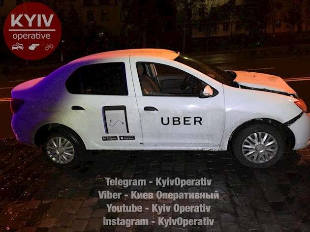 В Киеве такси Uber протаранило троллейбус с пассажирами на остановке