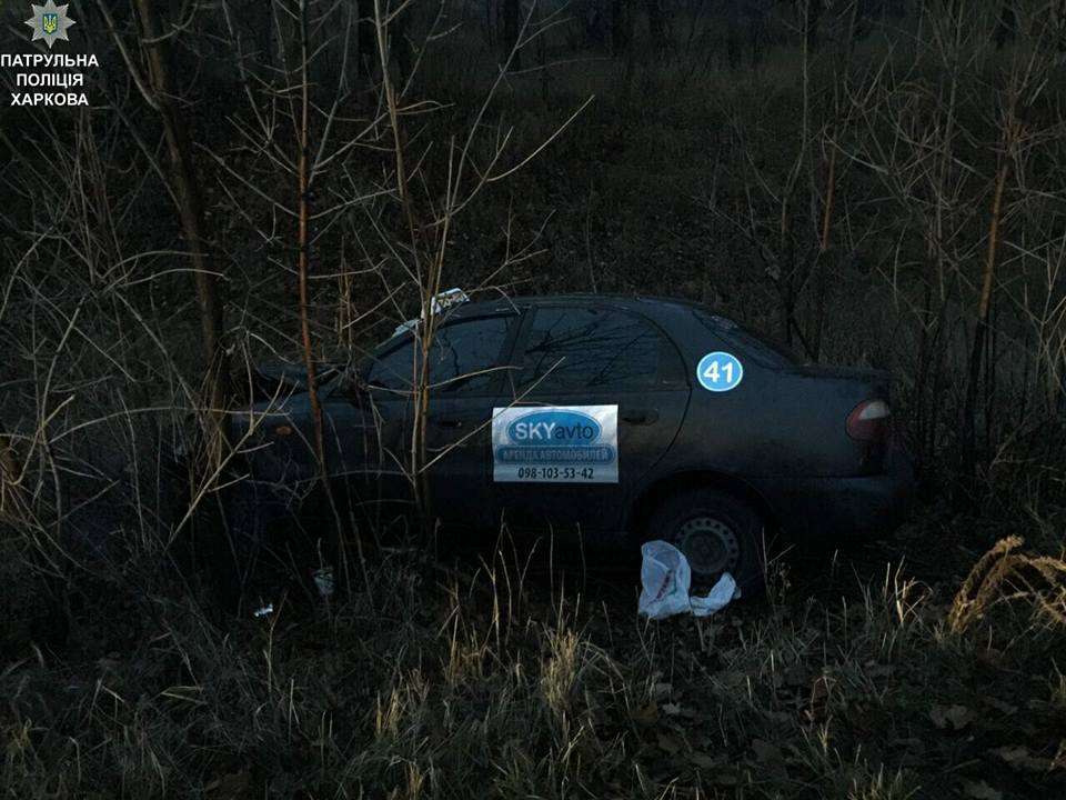 Автомобиль такси вылетел с дороги в Харькове. Есть пострадавшие (фото)
