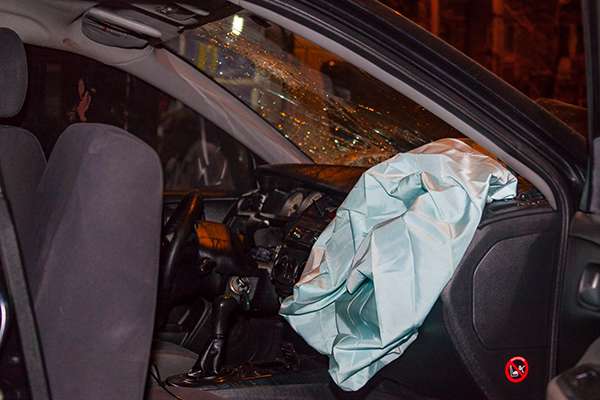 В Днепре на проспекте Хмельницкого автомобиль такси влетел в столб: есть пострадавшие
